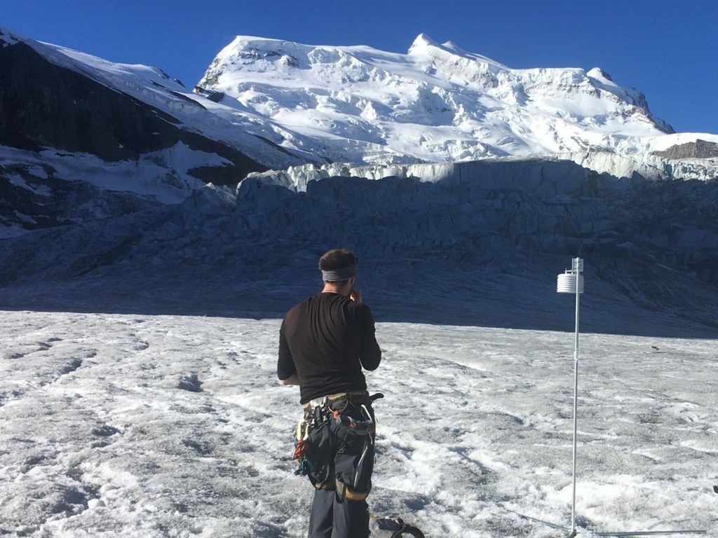 Eine Wetterstation wird auf dem Glacier de Corbassière in den Schweizer Alpen errichtet. Thomas Shaw blickt zum Grand Combin hinauf. Eine Wetterstation wird auf dem Glacier de Corbassière in den Schweizer Alpen errichtet. Thomas Shaw blickt zum Grand Combin hinauf.