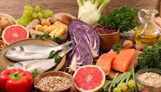 Gli alimenti della dieta mediterranea che contrastano il cortisolo, l'ormone dello stress