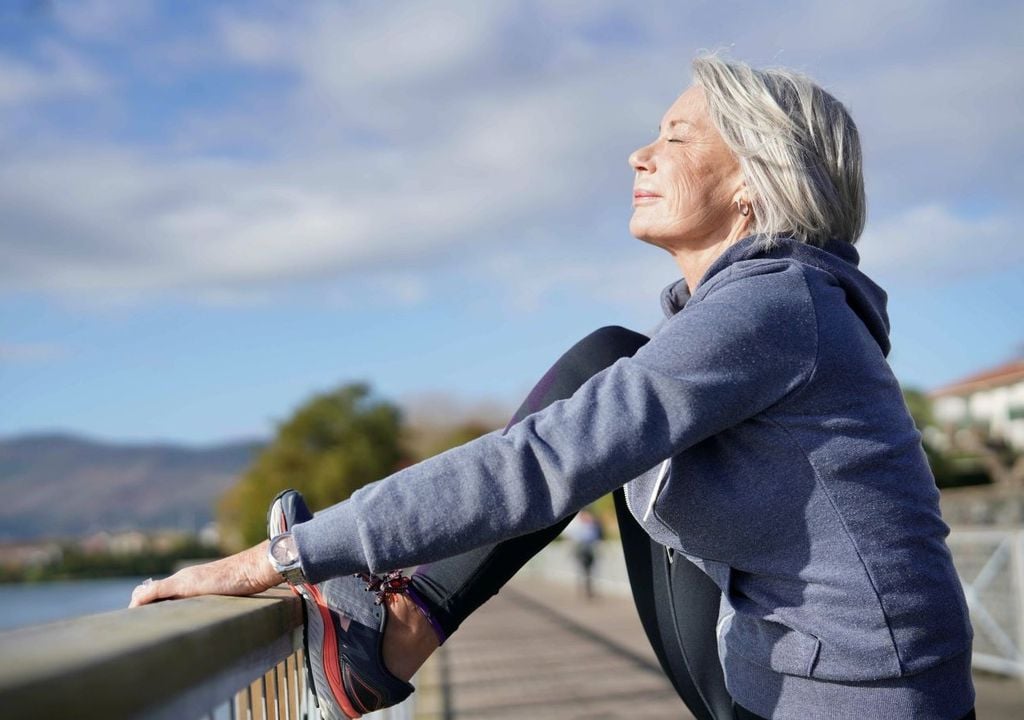 persona de edad avanzada haciendo ejercicios