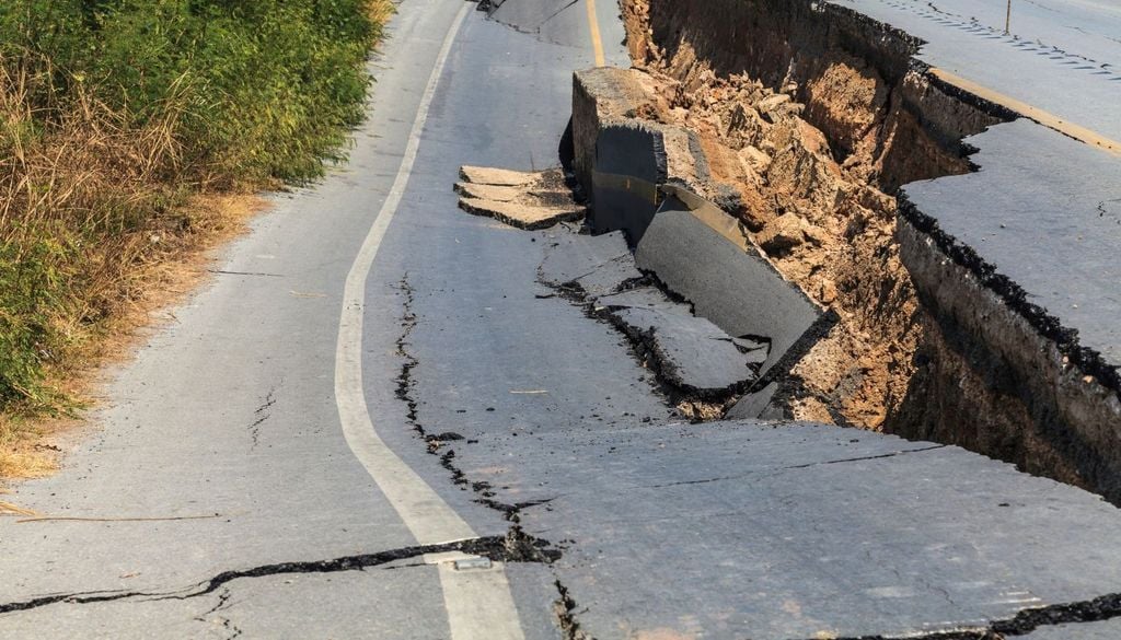Alcuni studi recenti hanno evidenziato complessità nella struttura della faglia che potrebbero influenzare come si propagherà la rottura, ma non riducono il rischio complessivo. La zona rimane attiva e capace di produrre grandi eventi.