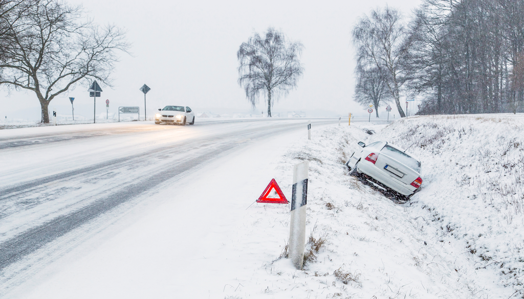Erst Global Warming, Eis-Chaos, Straßen, Polarwirbel kann arktische Kälte nach Europa, El Niño, Winter, Symbolbild Erst Global Warming, dann Eis-Chaos auf unseren Straßen? Ein geschwächter Polarwirbel kann arktische Kälte nach Europa lenken. Lässt El Niño unseren Winter tatsächlich eskalieren? Symbolbild.