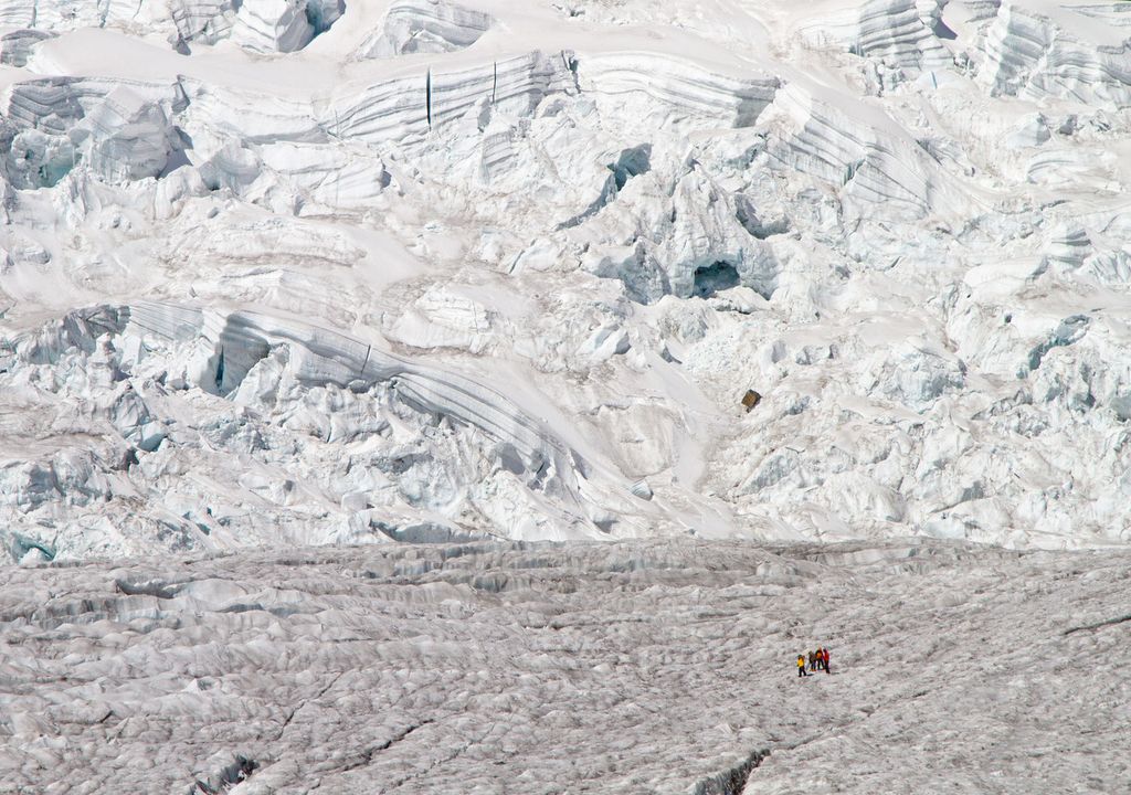 Feldarbeiten zur Messung der Massenbilanz auf dem Gletscher Shallap in Peru. Feldarbeiten zur Messung der Massenbilanz auf dem Gletscher Shallap in Peru.