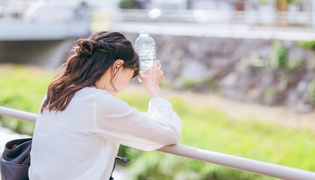 Golpe de calor Cuando la temperatura corporal supera los 40 °C, el golpe de calor puede alterar el cerebro y causar daños graves en órganos como los riñones y el corazón.