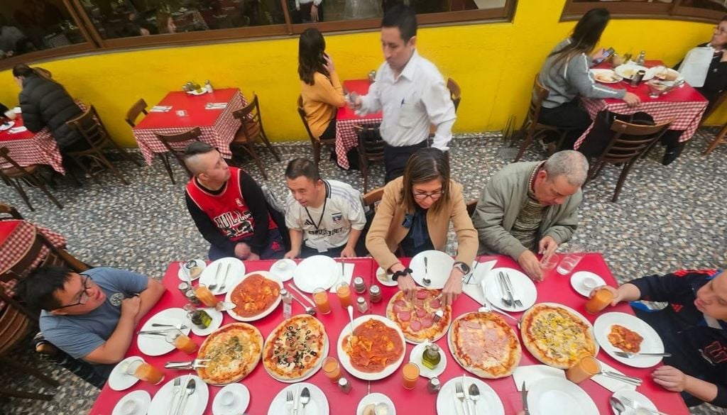 Golfo di Napoli Trattoria e Pizzeria Una pizza recién salida del horno, con bordes dorados y queso fundido, resume la propuesta de Golfo di Napoli Trattoria e Pizzeria, el restaurante de inspiración napolitana que destaca en la selección de Google Maps.Créditos de la imagen: Instagram Golfo di Napoli Trattoria e Pizzeria