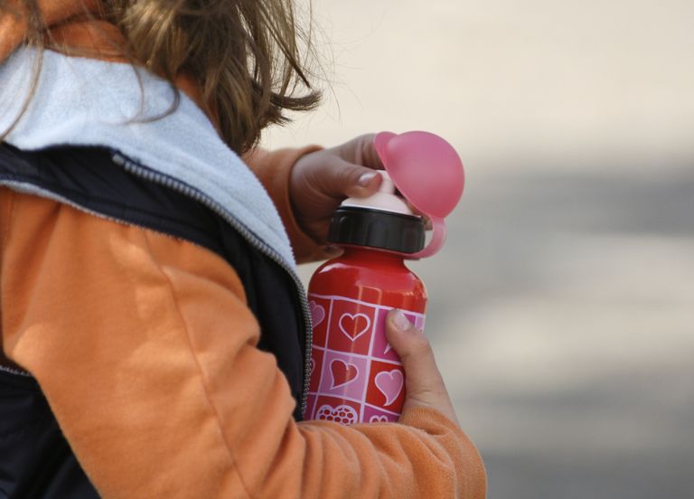 Gourdes r&eacute;utilisables : comment bien la laver pour enlever les microbes et mati&egrave;res f&eacute;cales ?