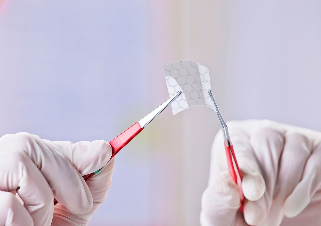 El grafeno es un material ultraligero y muy resistente, con estructura hexagonal que permite múltiples aplicaciones en tecnología y ciencia.