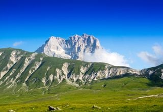 Alla scoperta della montagna più alta dell’Appennino, un colosso di roccia nel cuore del Mediterraneo