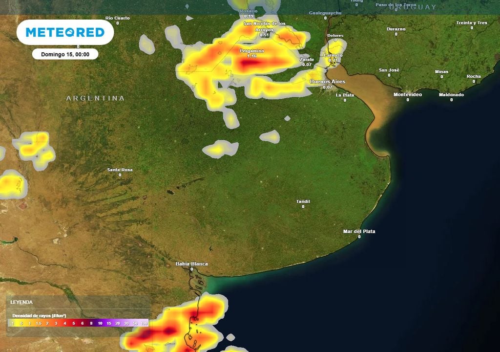 Mapa de densidad de rayos/km2 en la noche del sábado 14 y madrugada del domingo 15, de acuerdo con nuestro modelo meteorológico de referencia, el ECMWF