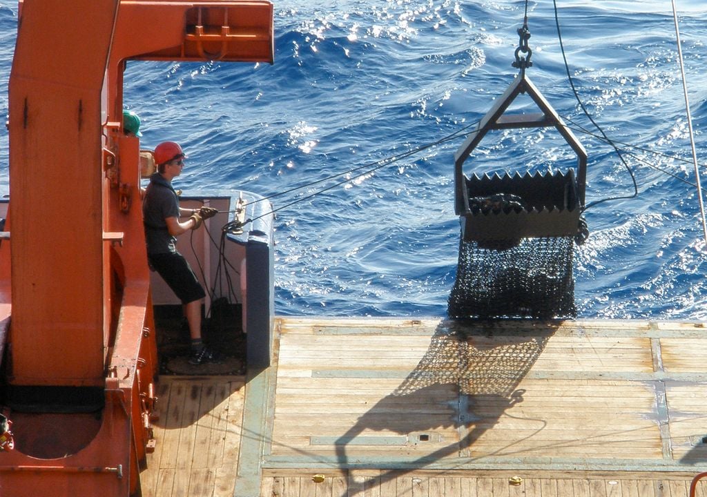 Die Kettensackdredge kommt zurück an Bord: Mit ihr können gezielt Gesteinsproben aus mehreren tausend Metern Wassertiefe genommen werden. Bild: IfM-GEOMAR