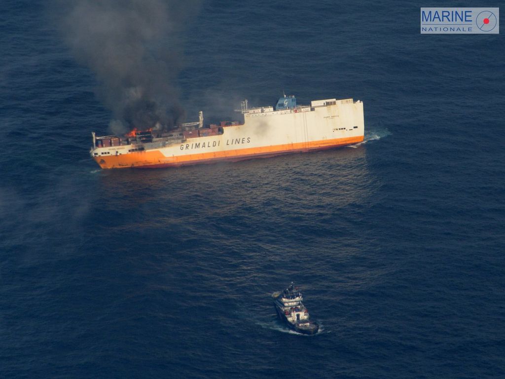 Cars, containers and 2,200 liters of fuel oil make up the cargo of the Italian ship.