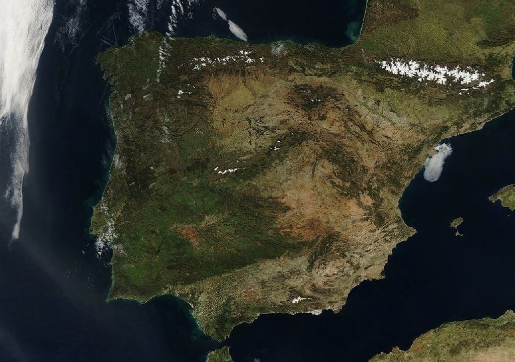 A maior parte dos sismos sentidos em Portugal ocorre junto à fronteira das placas Euroasiática – onde se encontra a Península Ibérica – e Africana, afetando sobretudo o litoral sul e a região algarvia. Imagem: NASA, MODIS / LANCE