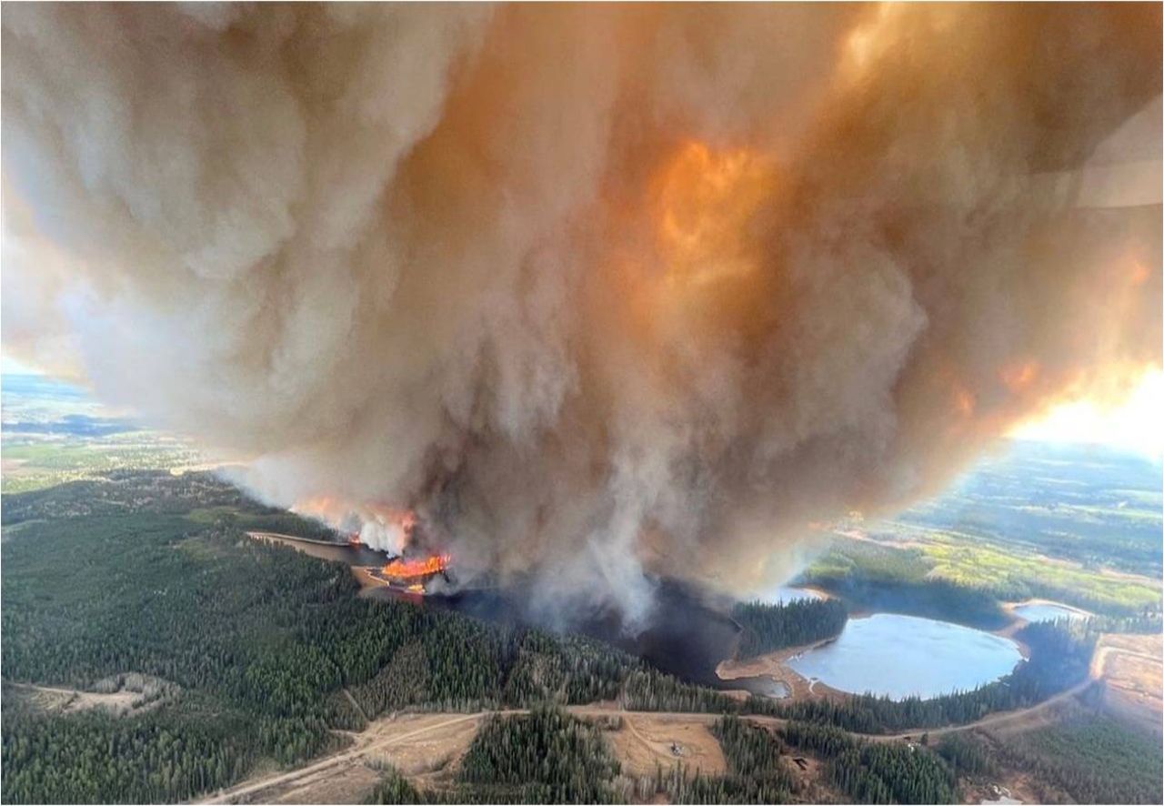 Enormes incendios dejan a Canadá en estado de emergencia y evacuan a