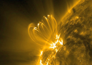 Los científicos descubren que las grandes y las peligrosas llamaradas solares van precedidas por parpadeantes bucles