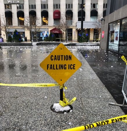 Grandes Trozos De Hielo Caen Desde Rascacielos De Chicago No, no son "megacriometeoros": son bloques de hielos caídos desde gran altura asociados a los rascacielos.