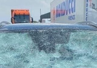 Grandinata eccezionale sull'autostrada, vetri delle auto spaccati