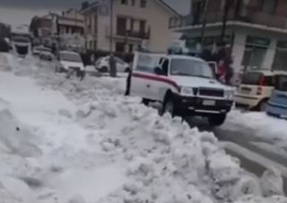 Grandinata eccezionale vicino Torino, strade imbiancate come in una nevicata: ecco i video