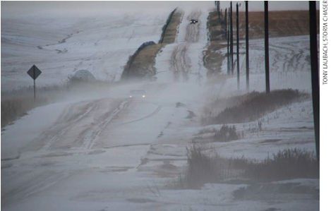 El granizo cubre los campos y genera niebla en el suelo en el condado del Arapahoe Fig. 1. El granizo cubre los campos y genera niebla en el suelo en el condado del Arapahoe, Colorado, el 17 de agosto de 2009. Fuente: Weatherwise