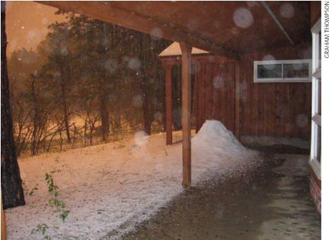 Granizadas De Gran Espesor: Seguimiento De Un Fenómeno Escurridizo. Parte Ii Fig. 2. En la altura de una granizada, a las 7:00 P.M., del 31 de mayo de 2006, cerca de la frontera meridional del condado de Douglas, Colorado. Observe el granizo acumulado debajo de una esquina interior de la azotea. Fuente: Weatherwise