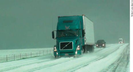 Granizadas De Gran Espesor: Seguimiento De Un Fenómeno Escurridizo. Parte Ii Fig. 3. El granizo cubriendo una carretera en el condado de Baca, extremo suroriental de Colorado, el 13 de junio de 2009. Fuente: Weatherwise.