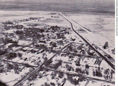 Granizadas De Gran Espesor: Seguimiento De Un Fenómeno Escurridizo. Parte Ii Fig. 7. Una vista aérea de la granizada que dejó hasta 18 pulgadas de profundidad sobre Seldon, Kansas en la tarde del 3 de junio de 1959. . Fuente: Weatherwise.