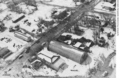 Granizadas De Gran Espesor: Seguimiento De Un Fenómeno Escurridizo. Parte Ii Fig. 8. Vista aérea cercana del granizo en Seldon, Kansas, 3 de junio de 1959. Observe los árboles pelados de hojas y el edificio a la derecha del centro con la azotea que acaba de derrumbarse debido al peso del granizo. Fuente: Weatherwise.