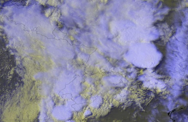 Imágenes de satélite infrarroja realzada en topes fríos,, arriba, y visible, abajo, para el 10 de junio de 2019 a las 15 UTC Imágenes de satélite infrarroja realzada en topes fríos,, arriba, y visible, abajo, para el 10 de junio de 2019 a las 15 UTC