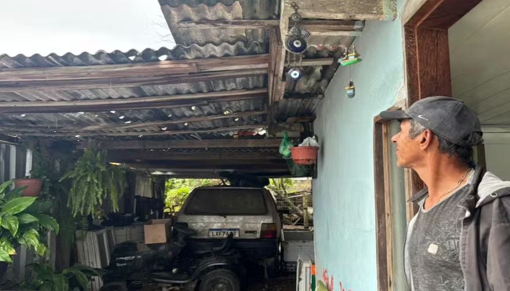 Morador teve o telhado de casa danificado pela chuva de granizo em Florianópolis. Foto: Morgana Fernandes/ NSC TV Morador teve o telhado de casa danificado pela chuva de granizo em Florianópolis. Foto: Morgana Fernandes/ NSC TV