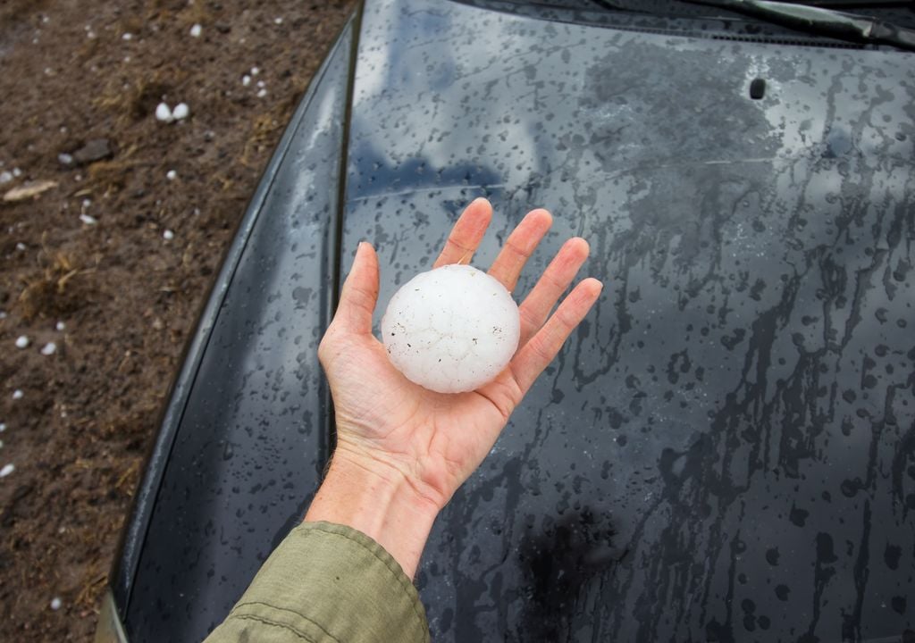 Enorme bola de granizo, de tamaño similar a una pelota de tenis.