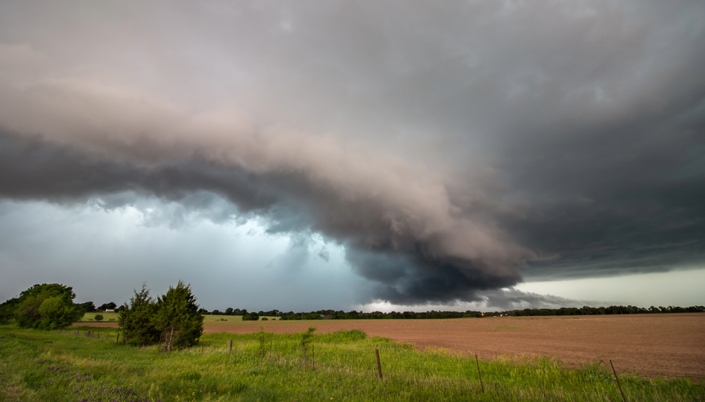 Su forma de rodillo horizontal que avanza previo a la llegada de la lluvia intensa es una de las características que más llama la atención en el Arcus.