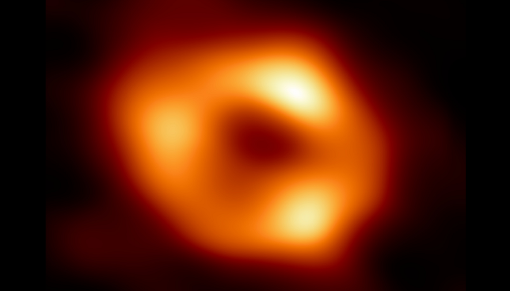 Sagittarius A* ist ein supermassereiches Objekt im Zentrum unserer Galaxie, der Milchstraße. Es besitzt etwa vier Millionen Sonnenmassen und wird von den meisten Astronomen als Schwarzes Loch interpretiert. Bild: EHT Collaboration