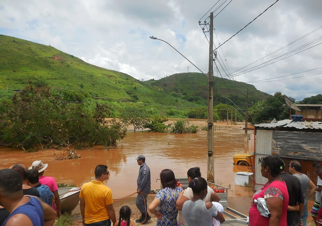 Enchentes e deslizamentos de terra estão entre os riscos mais graves. Na foto, enchente no rio Piracicaba em 2020 em Minas Gerais. Créditos: Reprodução/HVL/Wikipedia.