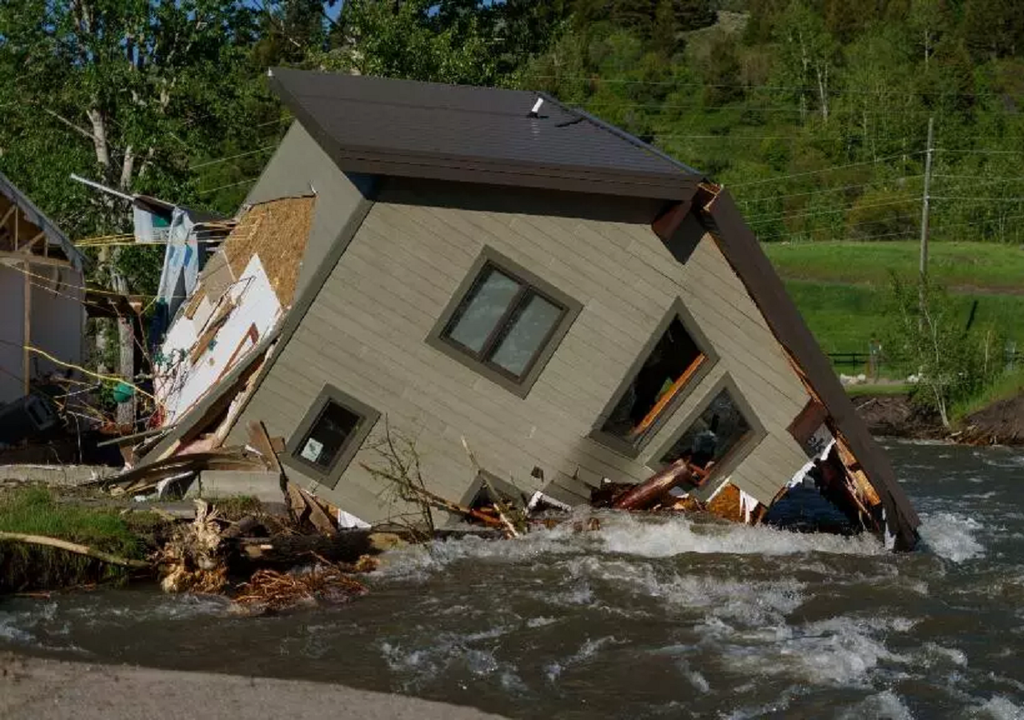 casa destruida por inundación