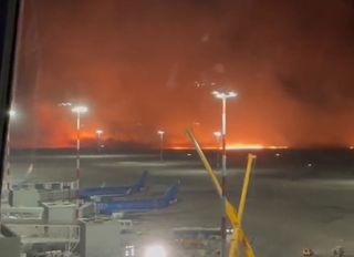 Gravi incendi boschivi dalla Grecia alla Sicilia, decine di migliaia di persone evacuate: i video