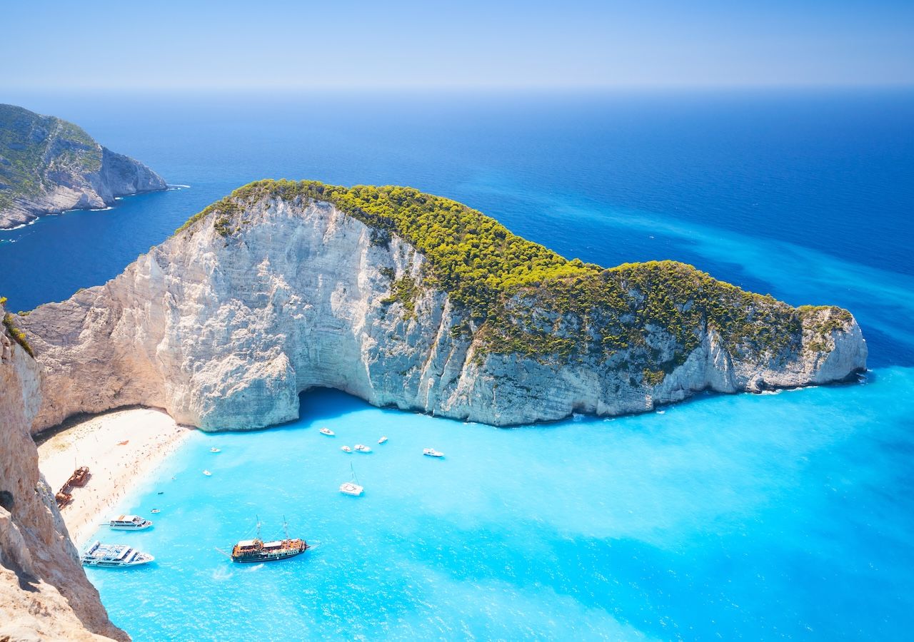 Cala Navagio, accesible solo por mar, guarda los restos de un barco de contrabando encallado en 1980. Pocos saben que el naufragio estuvo relacionado con contrabando de cigarrillos.