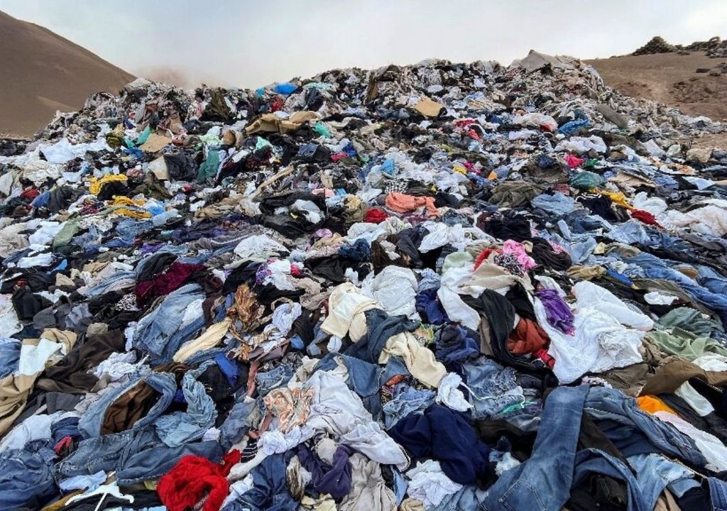 Vertedero de ropa en el desierto de Atacama
