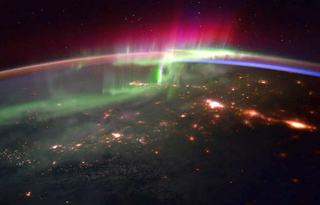 Las grietas otoñales en el campo magnético de la Tierra y ciertas auroras singulares