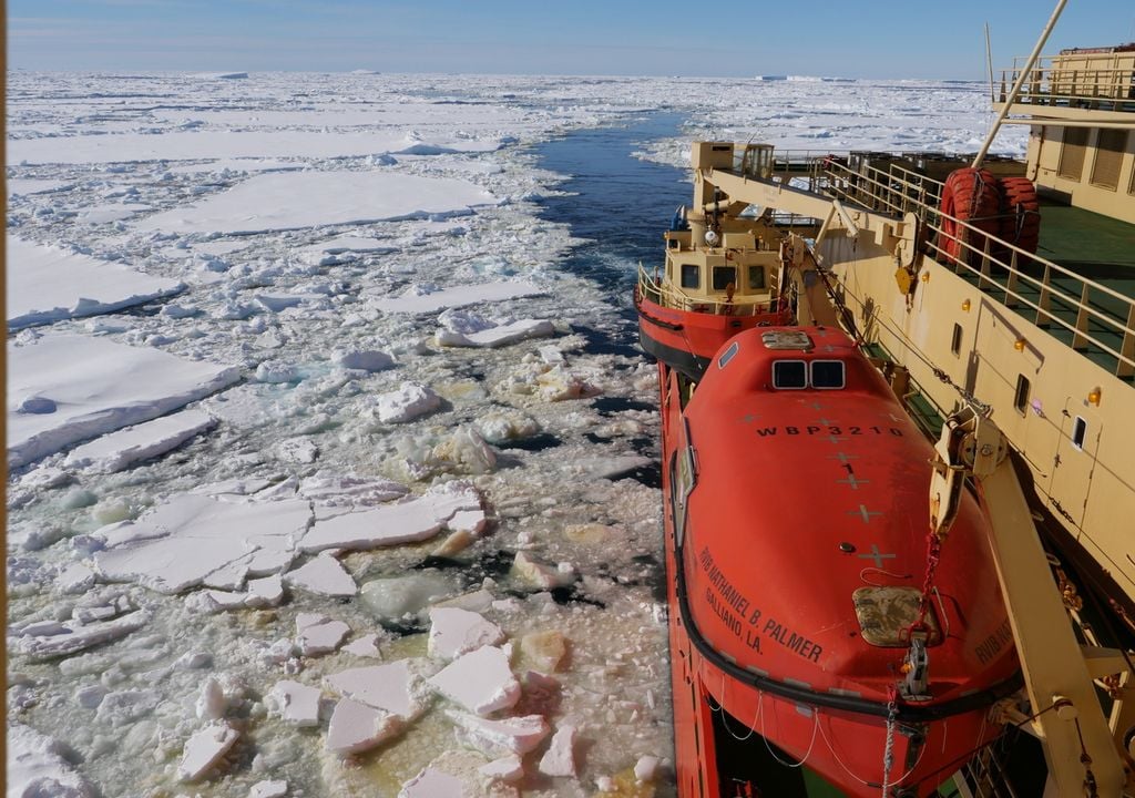 Hielo marino antártico desde un buque de investigación (c)RobLarter