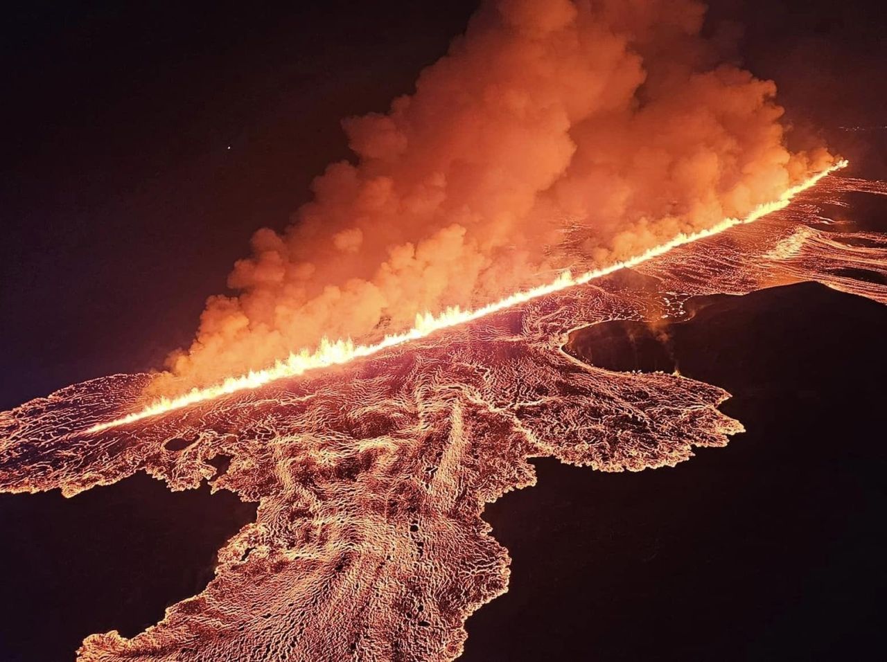 Volcán cerca de Grindavik en Islandia, se activa nuevamente y erupciona ...