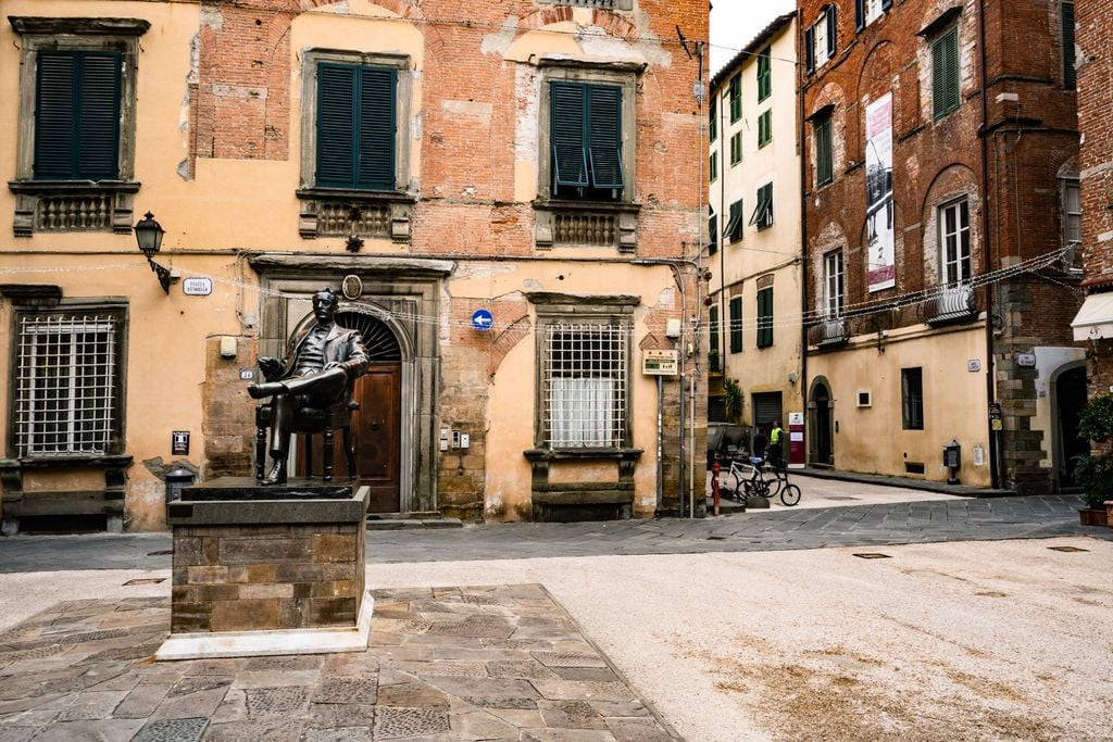 Puccini vor seinem Geburtshaus in Lucca. In Torre del Lago aber fand er Ruhe zum Komponieren. Foto: Adobe Stock