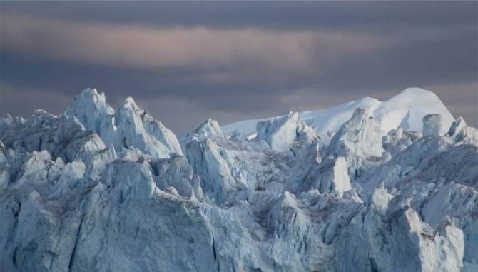 Primer plano de icebergs desgajados del glaciar Jakobshavn Isbrae, el mayor de Groenlandia. (Fotografía de I. Sasgen)
