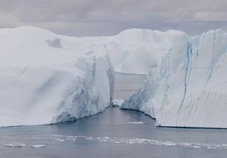 Gronelândia enfrenta degelo sem precedentes associado a uma onda de calor recorde