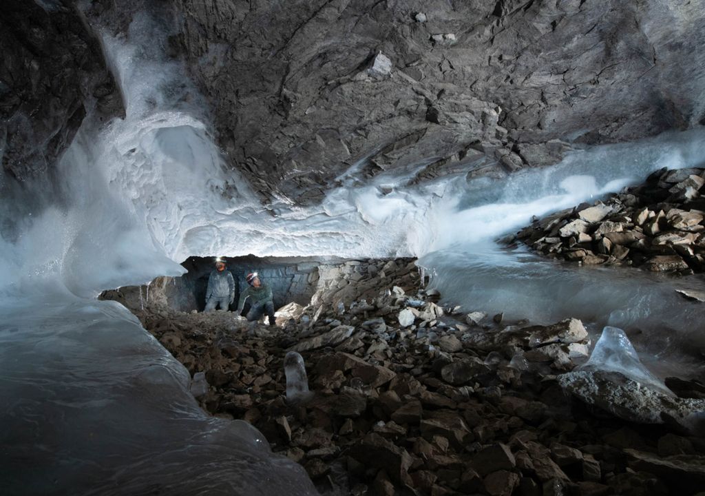 Höhle im Norden Grönlands: Ein Forschungsteam der Universität Innsbruck untersucht Ablagerungen aus einer Zeit, in der die Arktis deutlich wärmer war als heute. Höhle im Norden Grönlands: Ein Forschungsteam der Universität Innsbruck untersucht Ablagerungen aus einer Zeit, in der die Arktis deutlich wärmer war als heute.