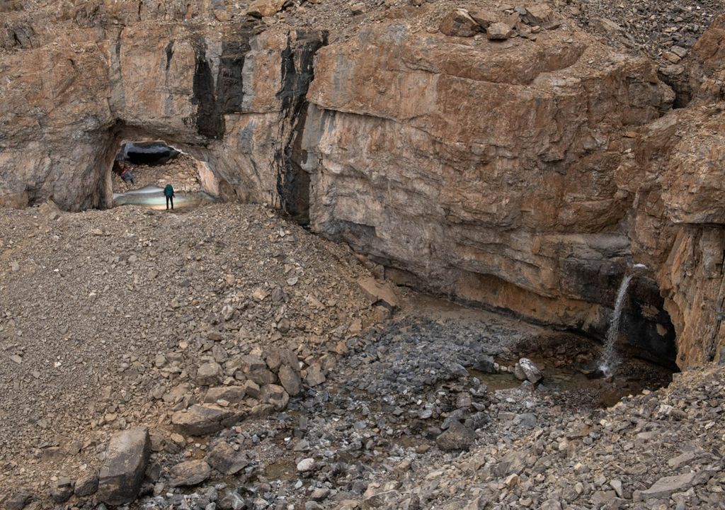 Abgelegene Region: Nach mehreren Tagen beschwerlicher Reise durch unbewohntes arktisches Gelände erreichten die Geologen und Geologinnen schließlich den Eingang der Höhle. Abgelegene Region: Nach mehreren Tagen beschwerlicher Reise durch unbewohntes arktisches Gelände erreichten die Geologen und Geologinnen schließlich den Eingang der Höhle.