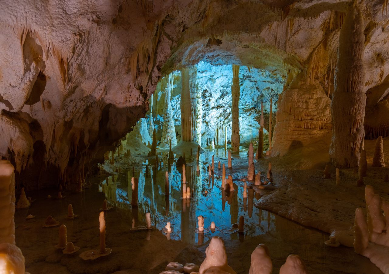 Tra riflessi e giochi di luce, la meraviglia delle Grotte di Frasassi