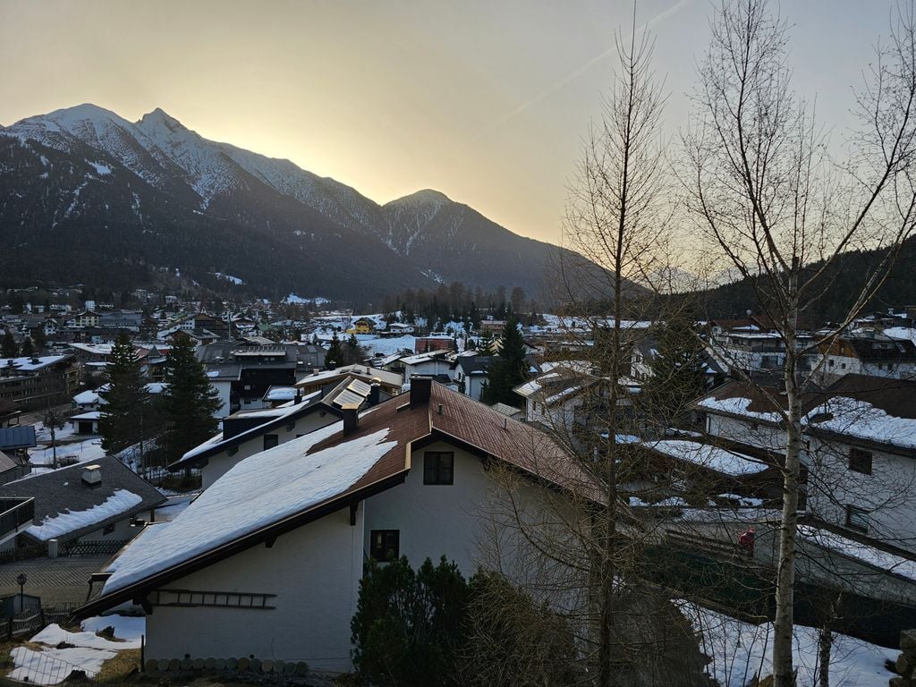 Durch den Saharastaub erscheint der Himmel kurz vor Sonnenaufgang bräunlich trüb (Foto: Markus Köss, Seefeld in Tirol 06.03.26)