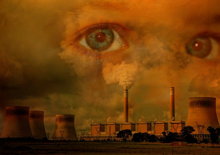 Niño y fábrica contaminando Niño y fábrica contaminando
