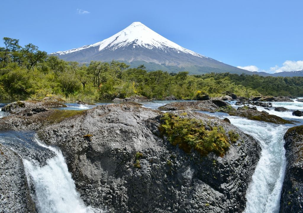 Los Saltos del Petrohué son una de las principales postales del sur de Chile.