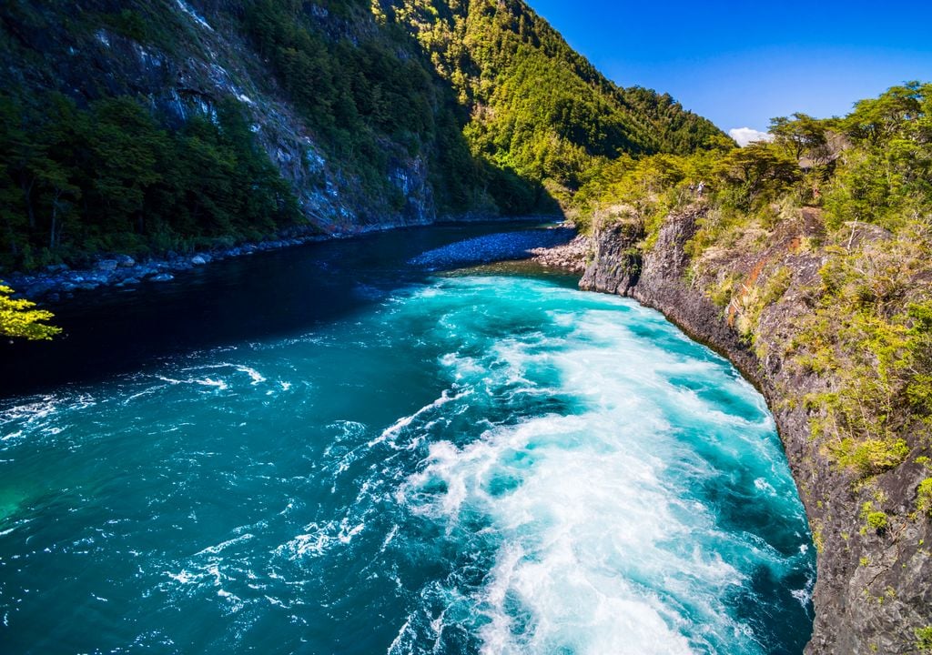 El río Petrohué destaca por la increíble tonalidad turquesa de sus aguas.