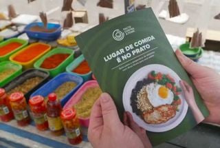 Este é um guia gratuito que oferece dicas para evitar o desperdício de alimentos