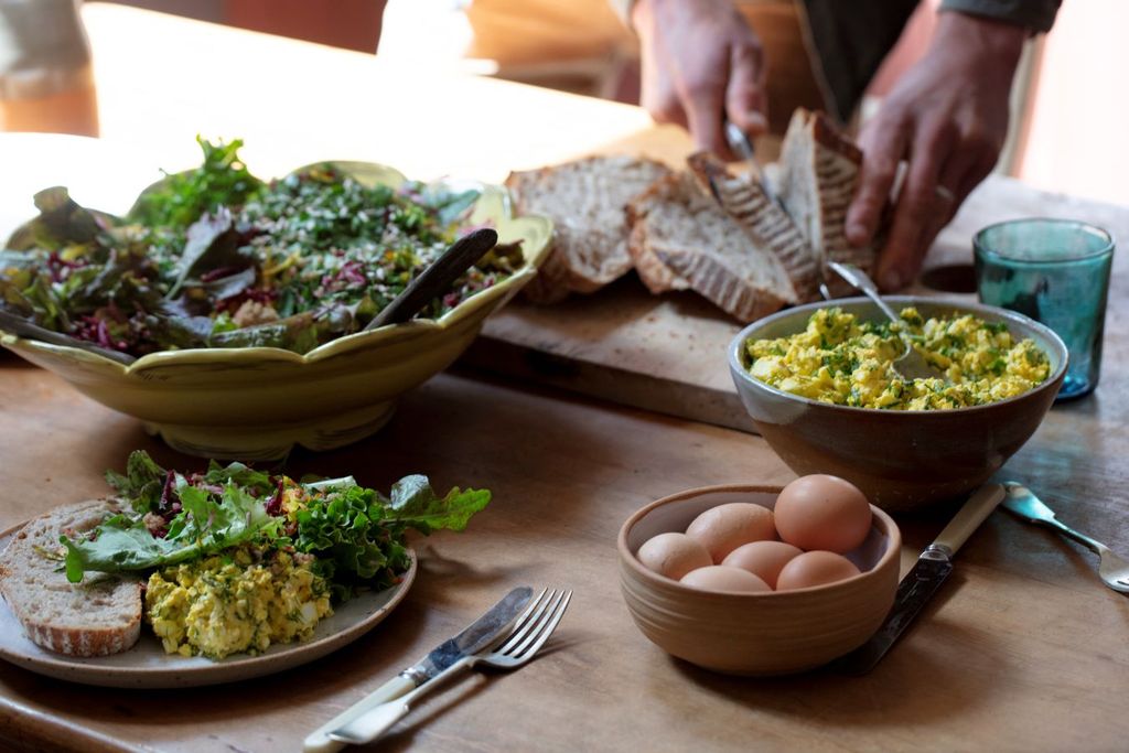 Foto com mesa repleta de alimentos